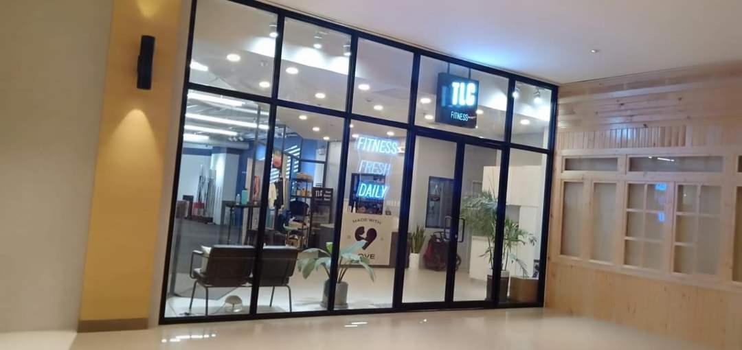 One Uptown Opposite Of Grandhyatt Hotel Manila Taguig City Exterior foto
